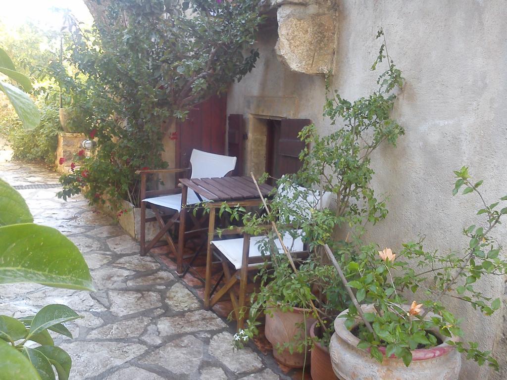 Porfyrousa Traditional Hotel Milopotamos  Exterior photo